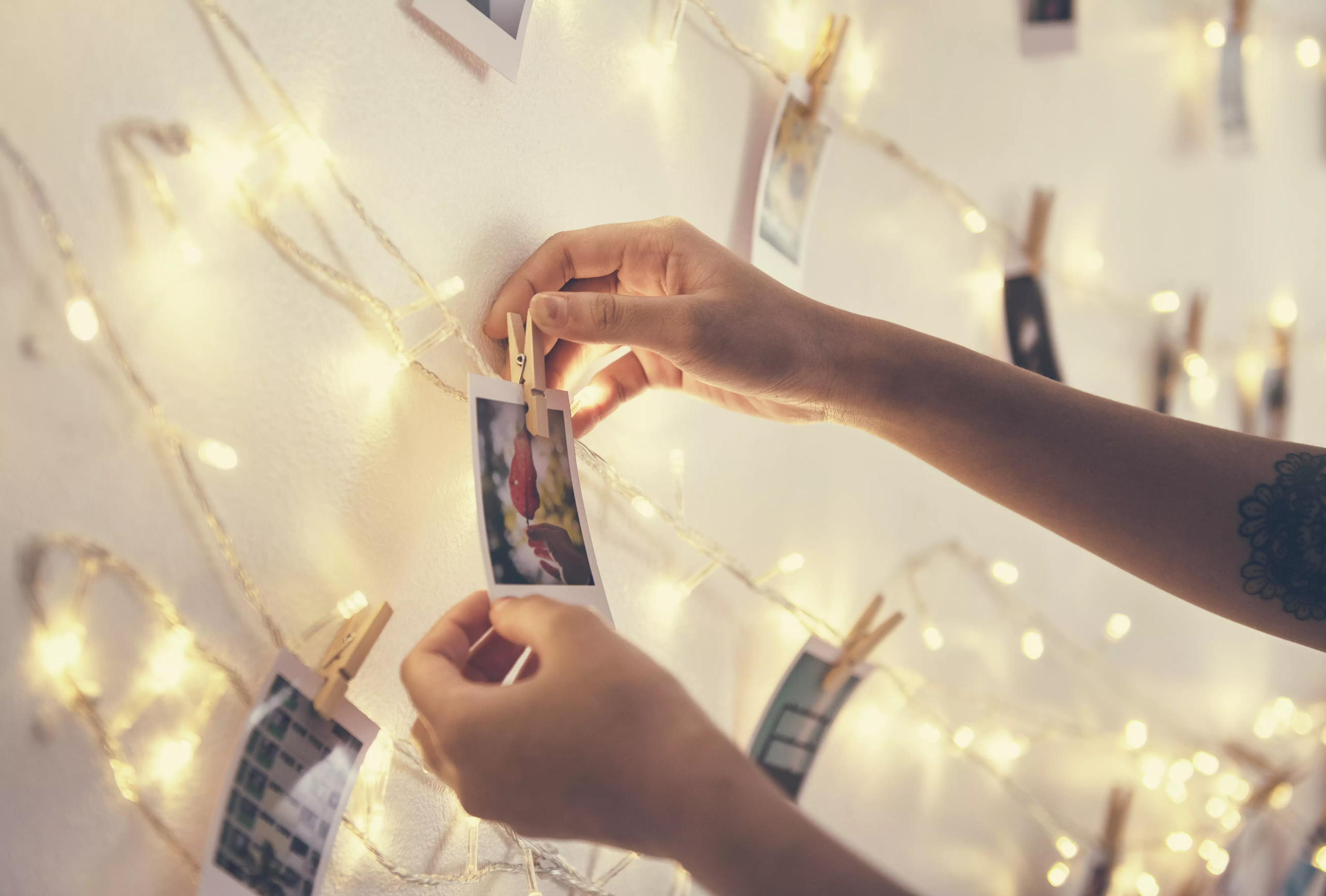 Crie facilmente seu próprio mural de fotos em casa